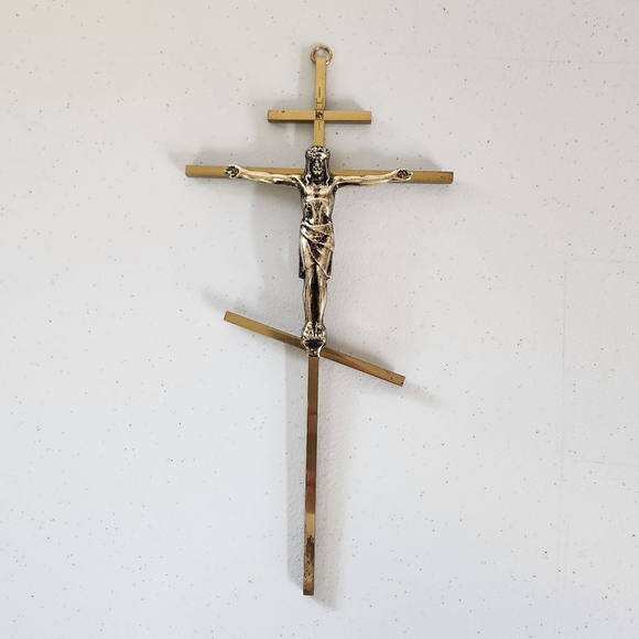 Vintage Metal Crucifix Catholic Religious Decor Jesus Cross Gold Tone Christian - Picture 1 of 7